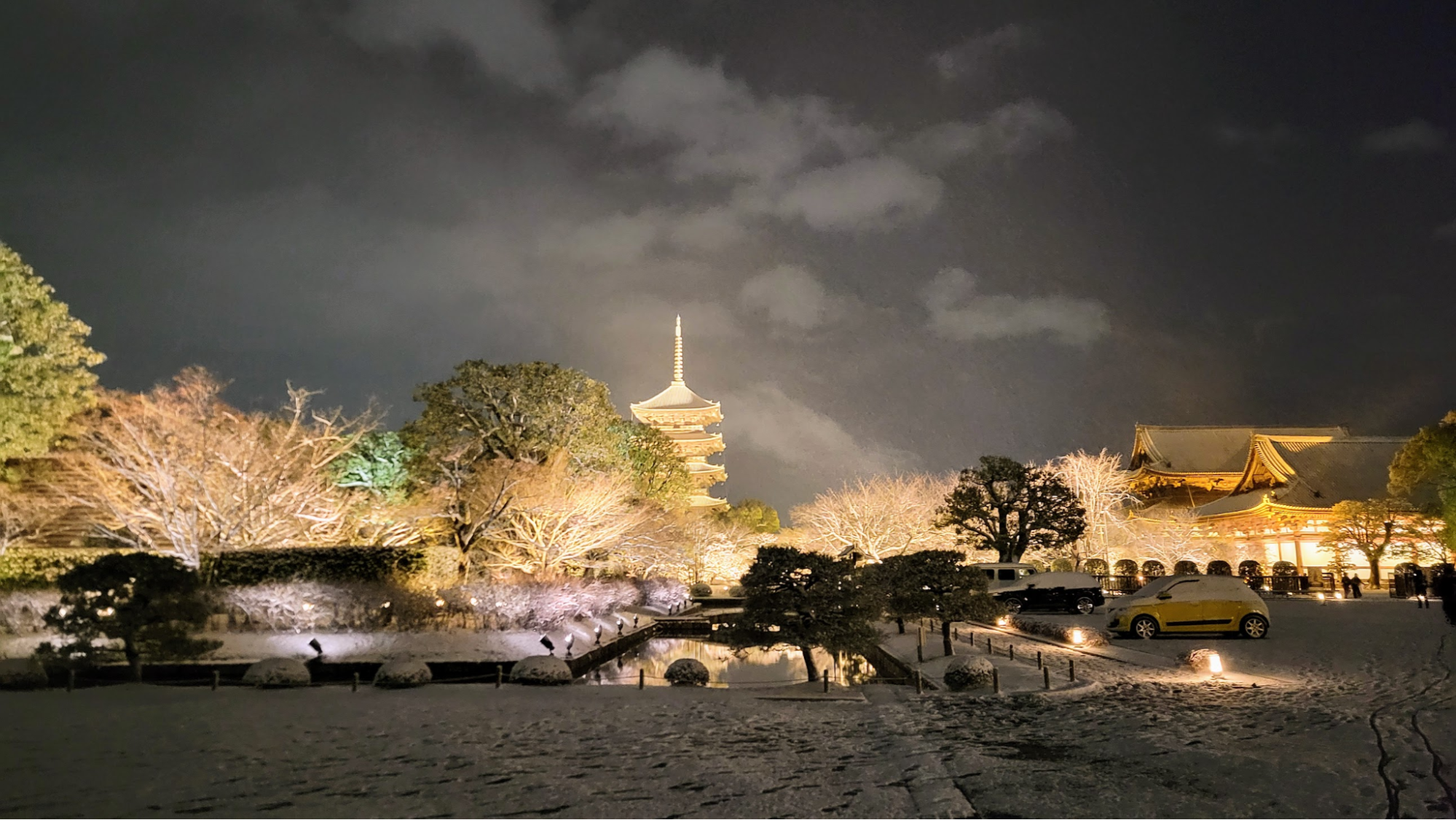 雪が降りやんだばかりの東寺境内