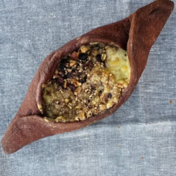 アリバカカオとデュカスパイスのピデ　チーズ