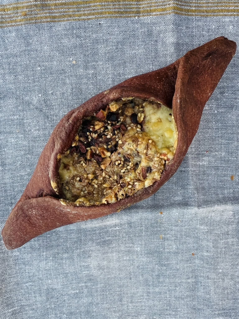 アリバカカオとデュカスパイスのピデ　チーズ