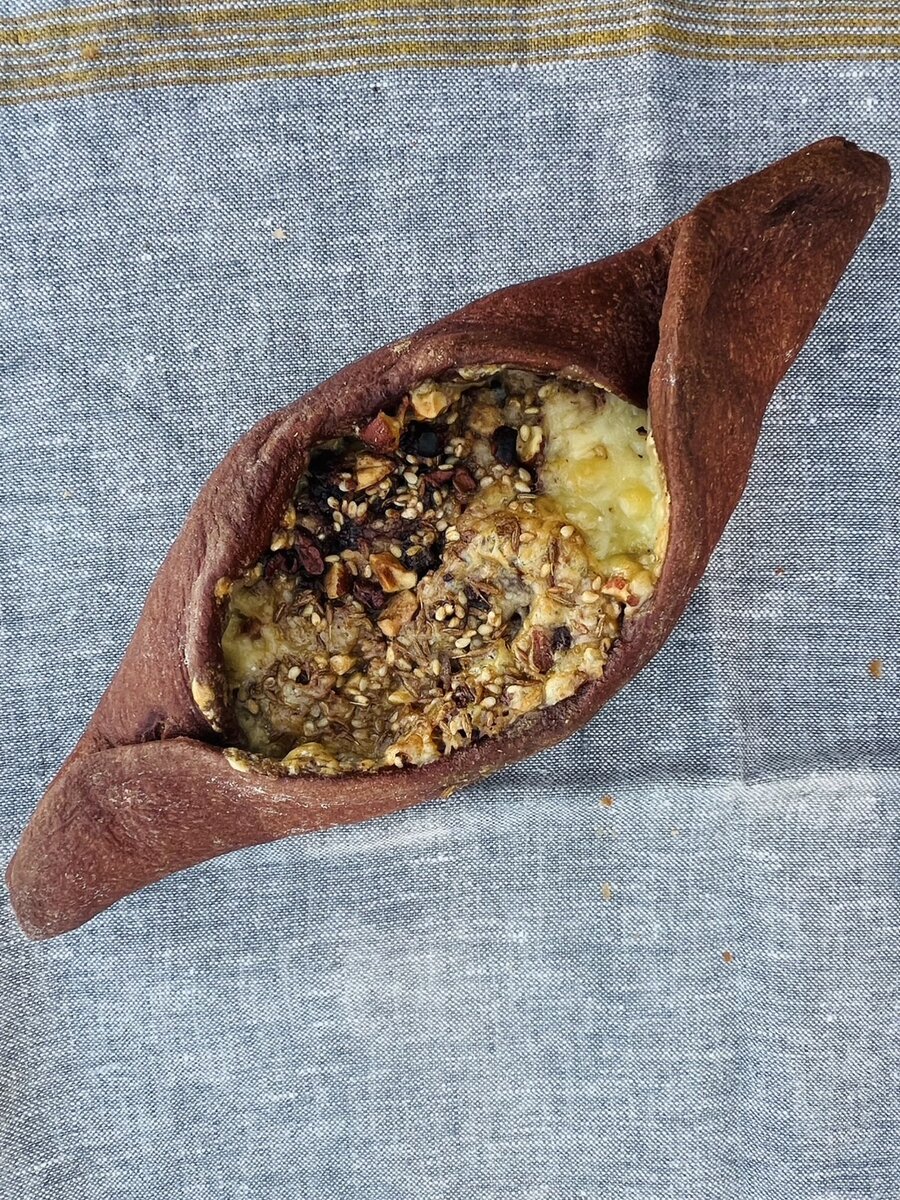 アリバカカオとデュカスパイスのピデ　チーズ