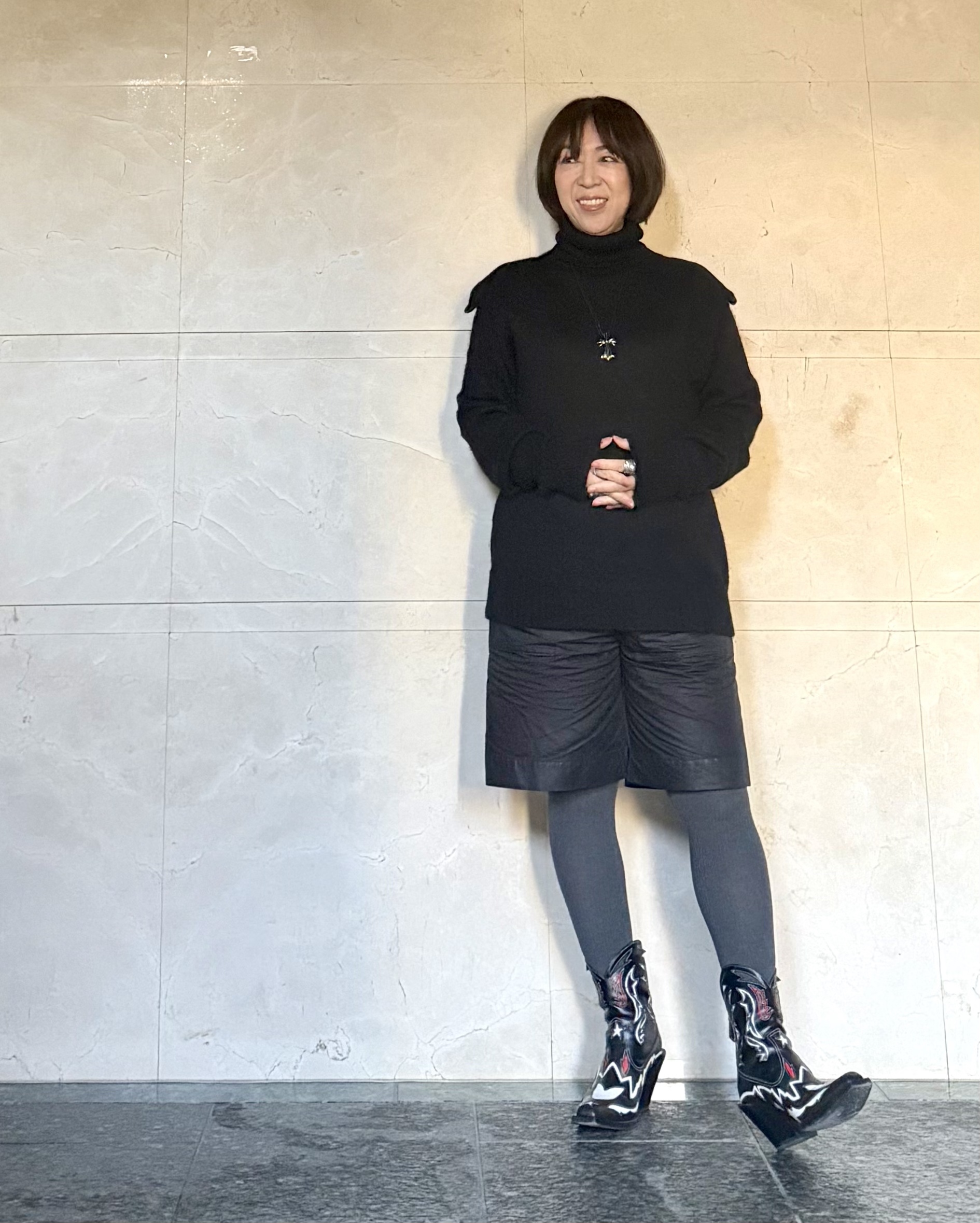 2026_2月上林さんブログ_黒タートルニット合わせのショートパンツコーデ