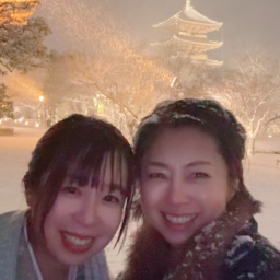写真を撮っている間にも雪が頭に、着物に降り積ります。それも楽しい思い出。