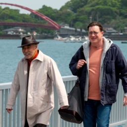 映画『レンタル・ファミリー』より大御所俳優・長谷川喜久雄（柄本明）とフィリップ（ブレンダン・フレイザー）