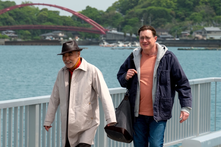 映画『レンタル・ファミリー』より大御所俳優・長谷川喜久雄（柄本明）とフィリップ（ブレンダン・フレイザー）