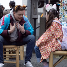 映画『レンタル・ファミリー』よりフィリップ（ブレンダン・フレイザー）と美亜（ゴーマン シャノン 眞陽）