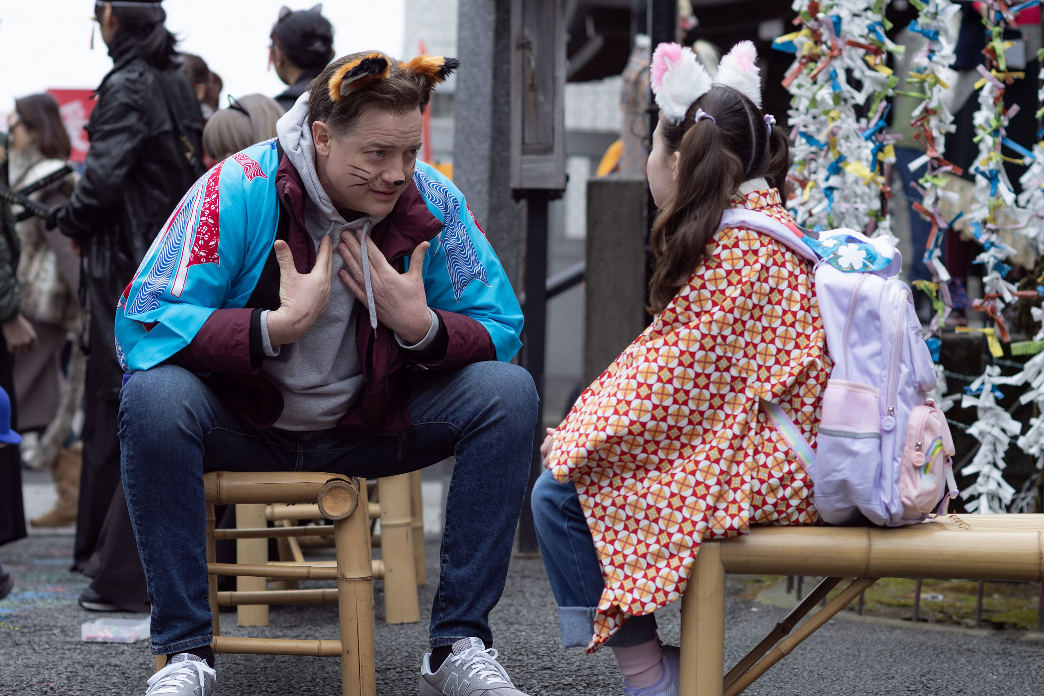 映画『レンタル・ファミリー』よりフィリップ（ブレンダン・フレイザー）と美亜（ゴーマン シャノン 眞陽）