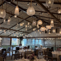 様々な形の照明が華やかで可愛い。奥にはレリーフ入りの鏡があります。