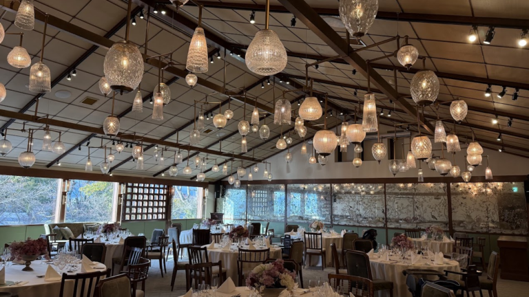 様々な形の照明が華やかで可愛い。奥にはレリーフ入りの鏡があります。