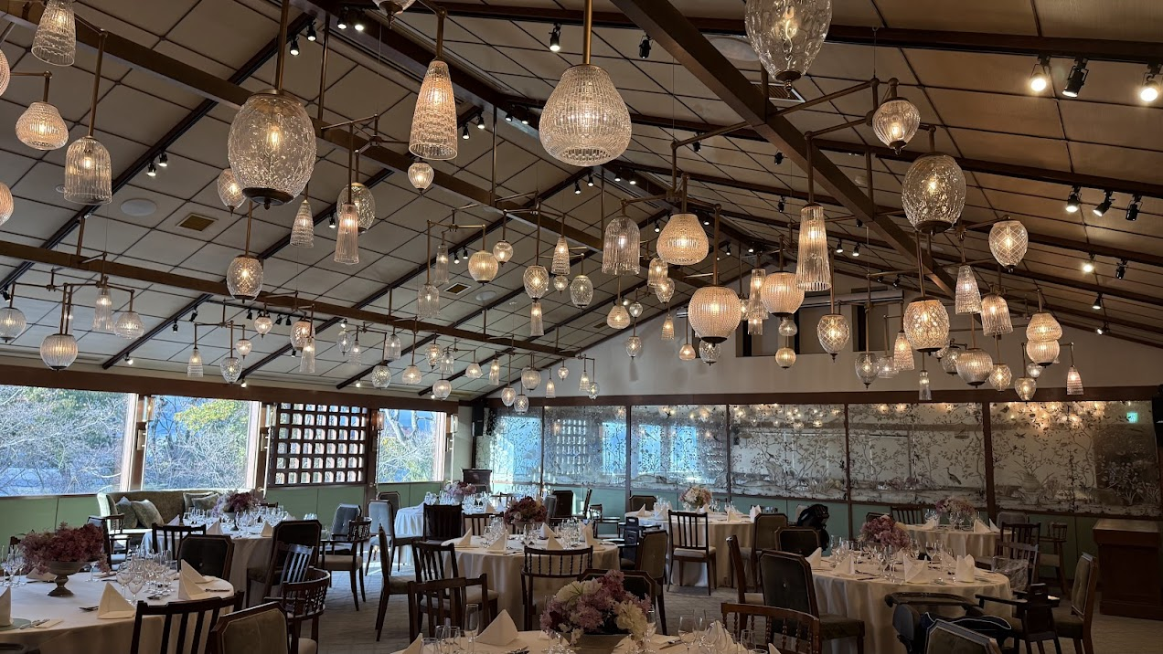 様々な形の照明が華やかで可愛い。奥にはレリーフ入りの鏡があります。