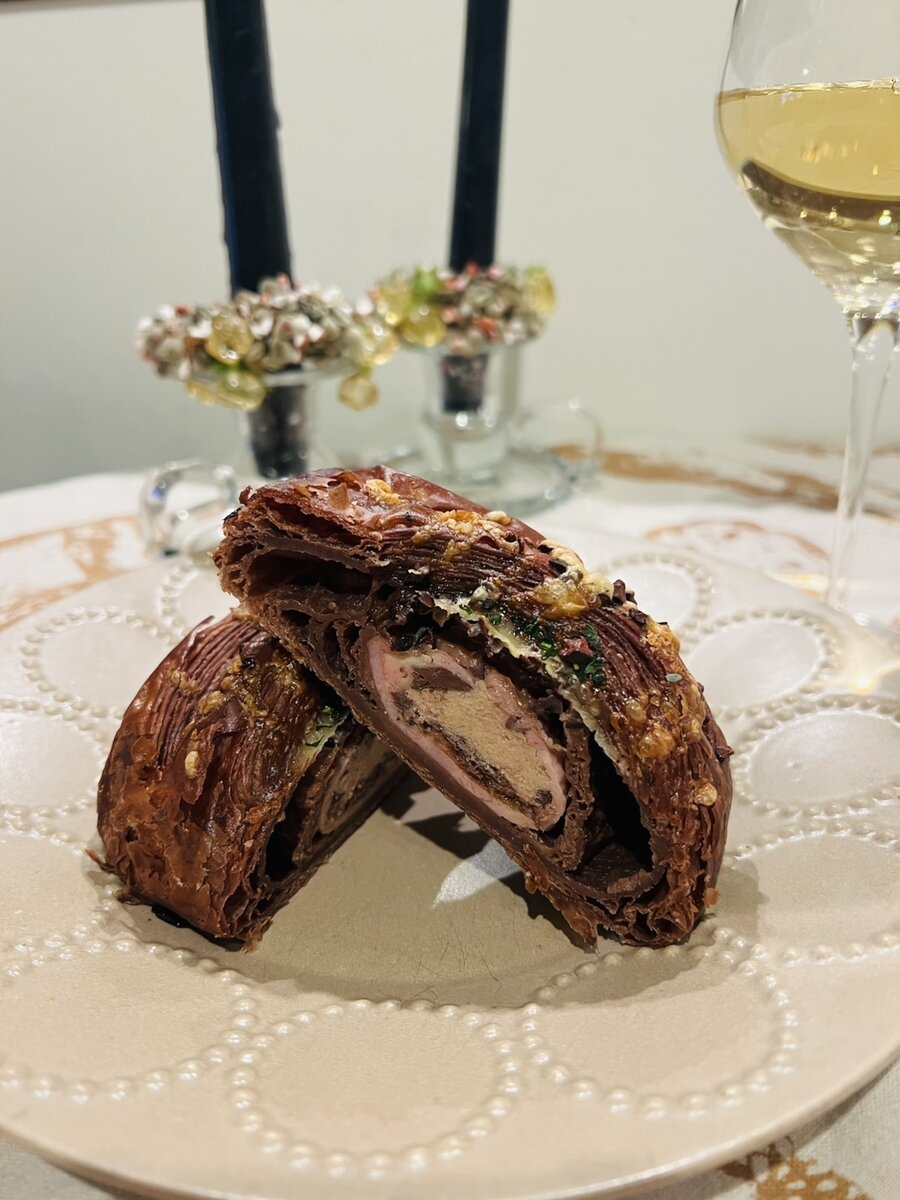 アマゾンアリバカカオと前芝料理店のレバーパテクロワッサン