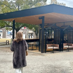 江坂公園を歩くTOMOKO SHINOBEさん