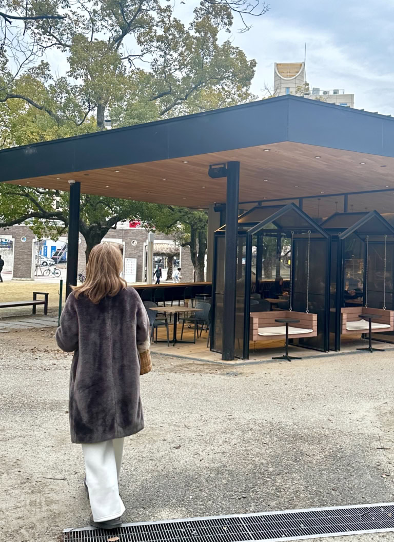 江坂公園を歩くTOMOKO SHINOBEさん