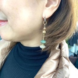 「ピアスは友人の村田亜子さんに私の雰囲気に合わせて制作してもらったもの。メインカラーのグリーンにマッチするし、華やかなイベントの装いにピッタリだと思ってセレクトしました」