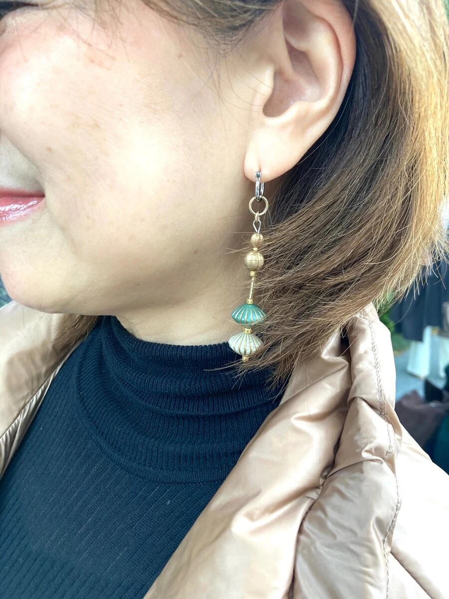「ピアスは友人の村田亜子さんに私の雰囲気に合わせて制作してもらったもの。メインカラーのグリーンにマッチするし、華やかなイベントの装いにピッタリだと思ってセレクトしました」