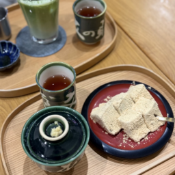 名物のわらび餅は、ニッキ（肉桂）の香り。甘酒はふたに乗った、生姜すりおろしを混ぜていただきます。奥のドリンクは抹茶ラテ。