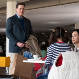 映画『レンタル・ファミリー』より仮の父親役を演じるフィリップ（ブレンダン・フレイザー）