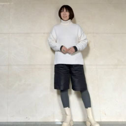 2026_2月上林さんブログ_オフホワイトニット合わせのショートパンツコーデ