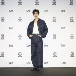 Leeのデニムのセットアップで登場したJAEMIN