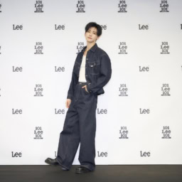 フォトセッションでポーズを決めるJAEMIN