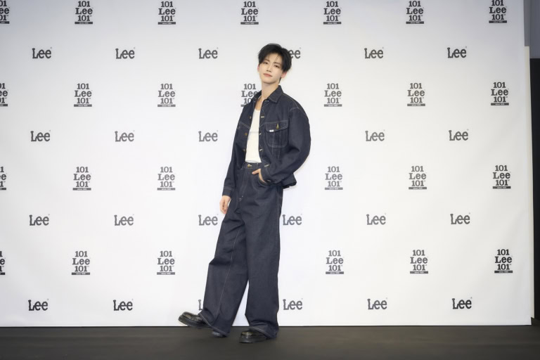 フォトセッションでポーズを決めるJAEMIN