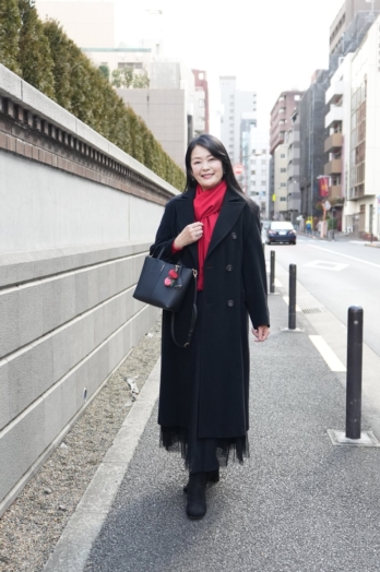 【60代お手本スナップ】「シャネル」のブローチがポイントに！「赤×黒」のメリハリを効かせたエレガントなスタイル