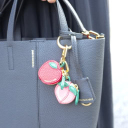 「バッグとチャームは『メゾン・ド・サブレ』。チャームだけでなく実はバッグの内側も赤レザーがあしらわれていて、主役カラーをところどころポイントとして効かせています」