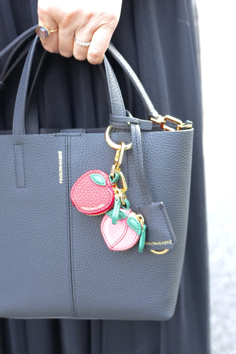 「バッグとチャームは『メゾン・ド・サブレ』。チャームだけでなく実はバッグの内側も赤レザーがあしらわれていて、主役カラーをところどころポイントとして効かせています」