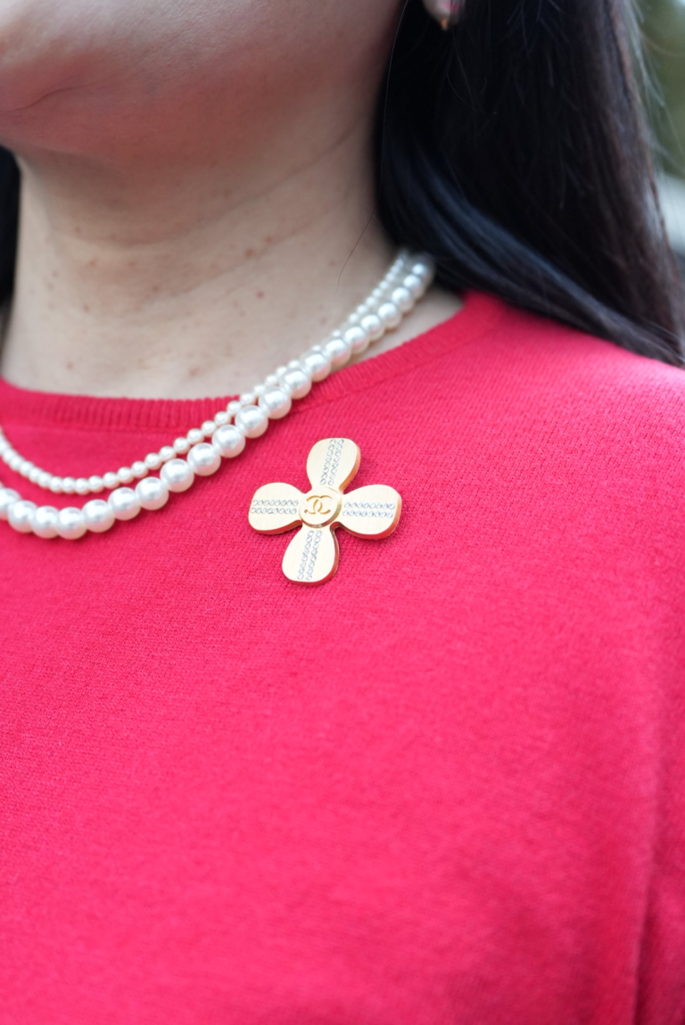 長く愛用し続けているシャネルのブローチ