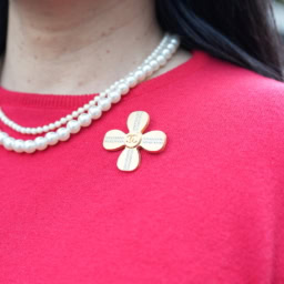 「購入してから長く愛用し続けている『シャネル』のブローチ。シンプルなフォルムにアイコンロゴがさりげなくあしらってあるので、ほどよいアクセントとして重宝しています」