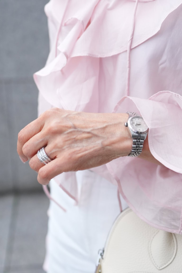 手元はホワイト系の時計&ジュエリーで爽やかに