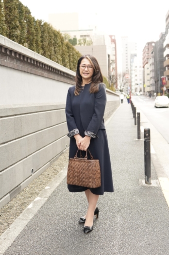 【50代お手本スナップ】「セタイチロウ」の織りなす繊細なレースのあしらいが、コーデの隠れた主役に！きれいめ＆きちんと感が効いたセットアップコーデ