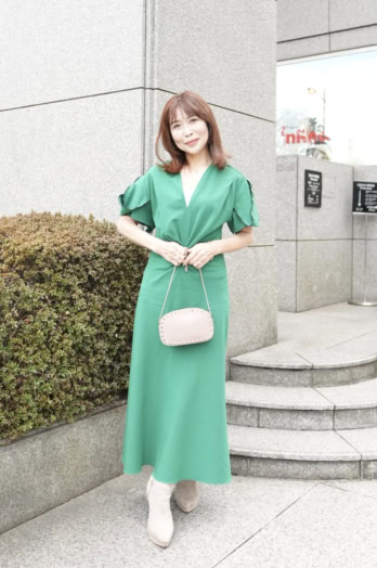 【60代お手本スナップ】「ヴィクトリア・ベッカム」のドラマチックに映えるワンピースで冬のマンネリコーデを払拭！