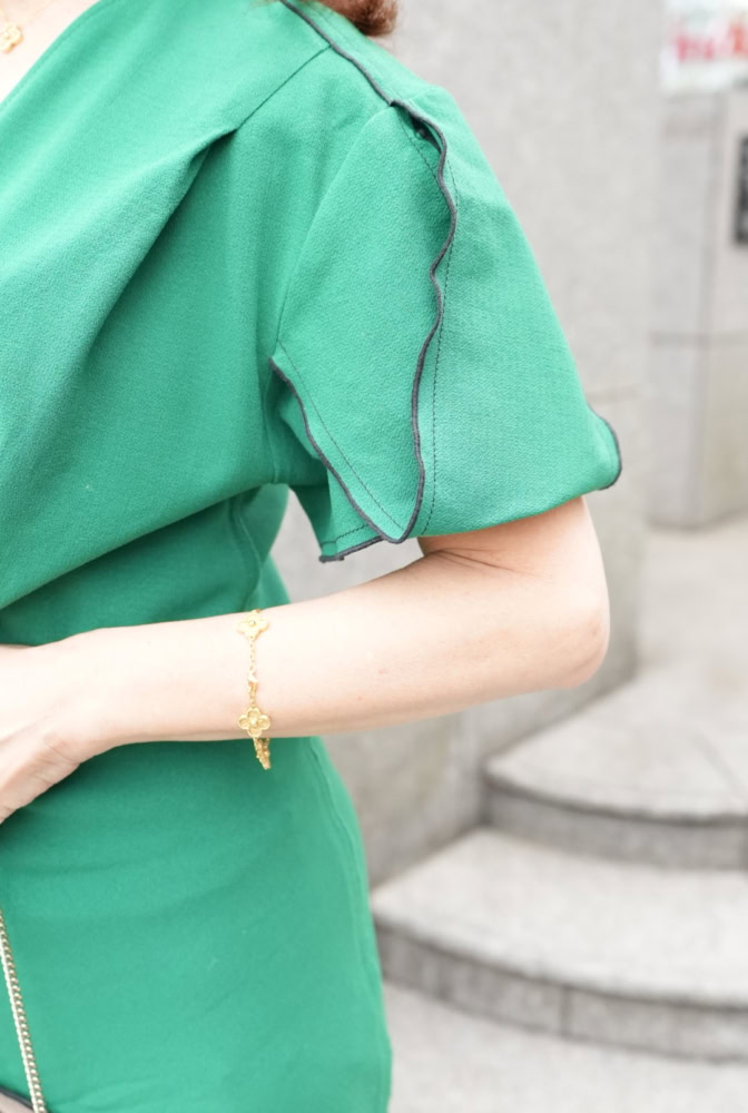 構築的なパフスリーブがコーデのポイントに