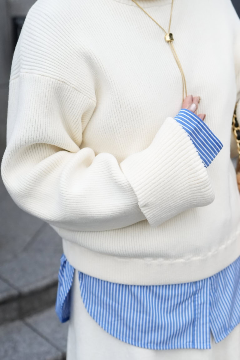 ブルーのストライプシャツで軽快に