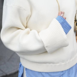 「裾はもちろん、袖からもレイヤードしたシャツをちらりと見せてコーデのポイントにしました」