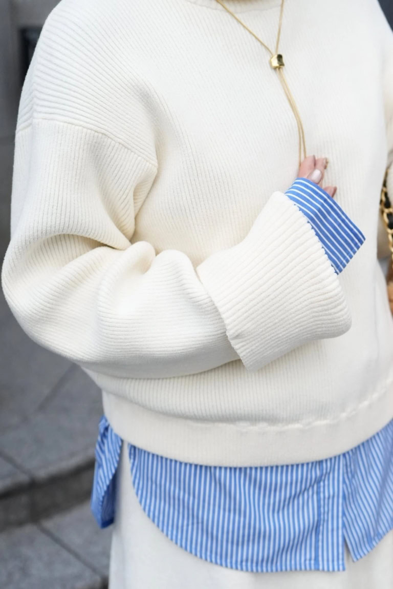 「裾はもちろん、袖からもレイヤードしたシャツをちらりと見せてコーデのポイントにしました」