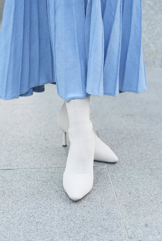 クリーンで、綺麗なフォルムが際立つニットブーツ