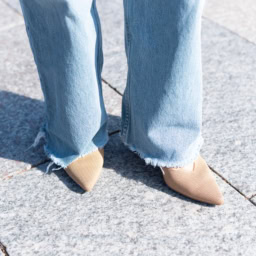 50代６日間コーデ_デニム編「DAY1」_ニットパンプス