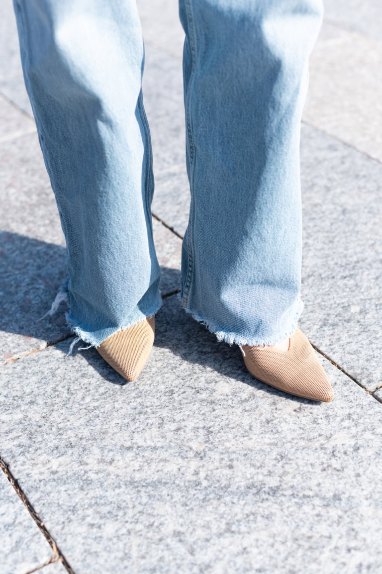 50代6日間コーデ_デニム編「DAY1」_ニットパンプス