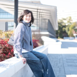 シンプルベーシックなデニムスタイルを色と素材感で洗練させて【Day2】