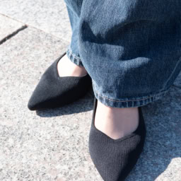 50代６日間コーデ_デニム編「DAY2」_黒パンプス