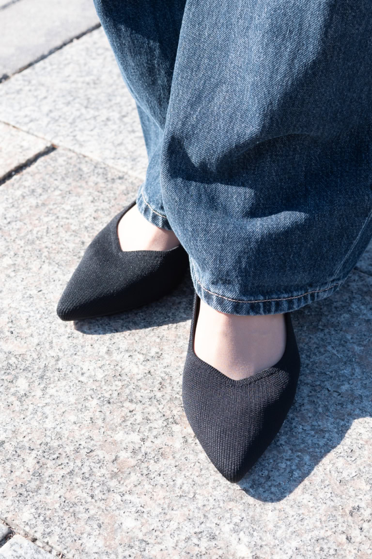 50代6日間コーデ_デニム編「DAY2」_黒パンプス