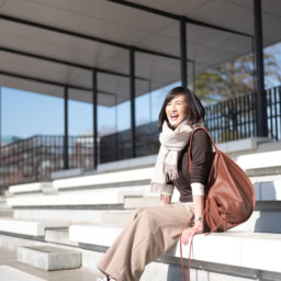 「ブラウン」を春っぽく!白アイテムで抜け感を出したカジュアルコーデ【Day6】