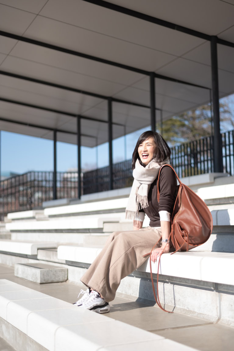 「ブラウン」を春っぽく！白アイテムで抜け感を出したカジュアルコーデ【Day6】