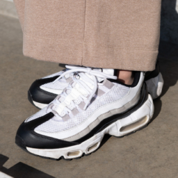 50代6日間コーデ_カジュアル編「DAY6」_スニーカー