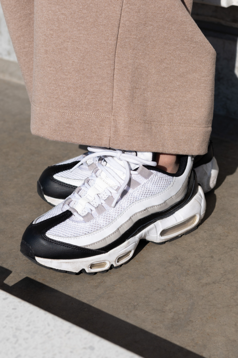 50代6日間コーデ_カジュアル編「DAY6」_スニーカー