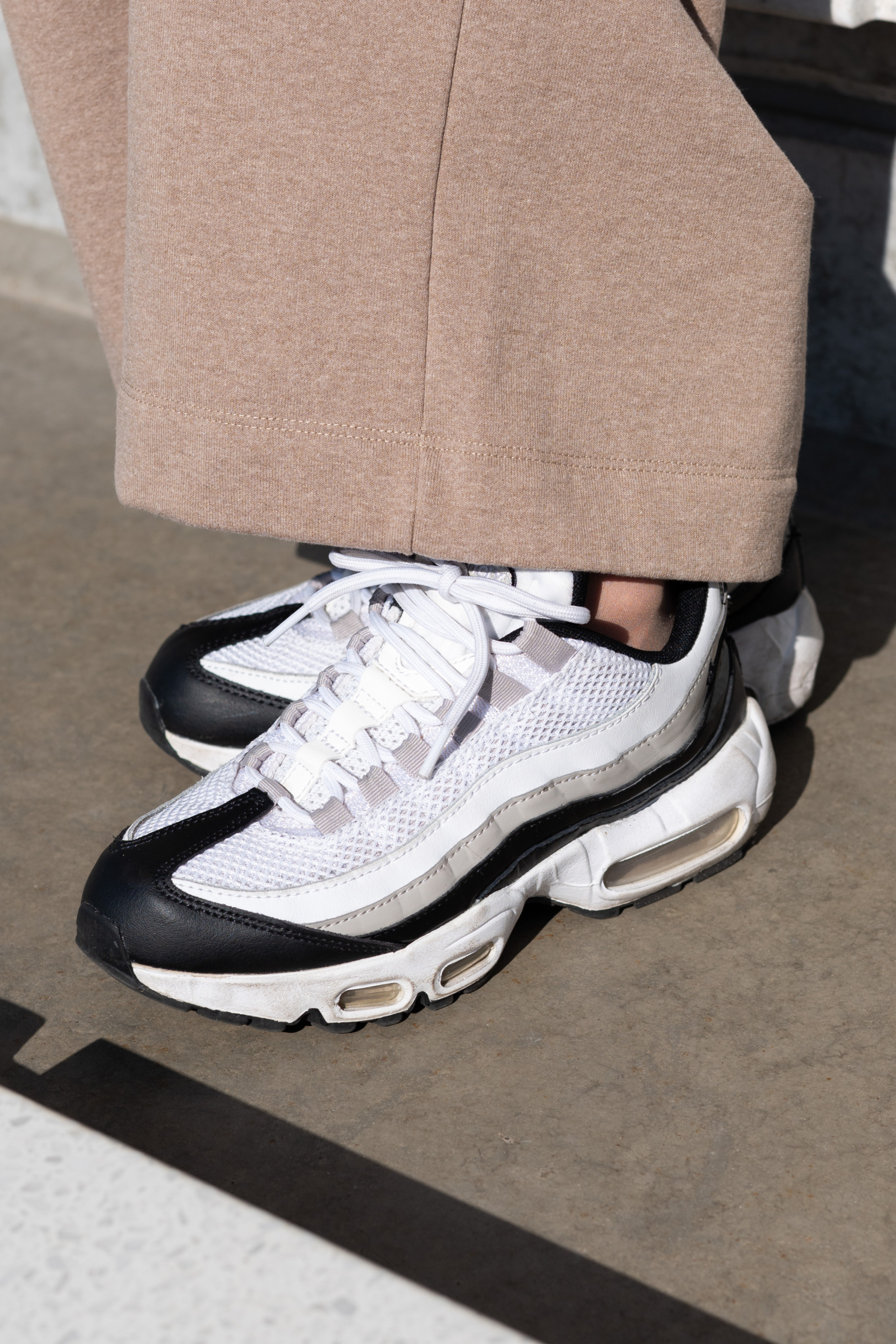 50代6日間コーデ_カジュアル編「DAY6」_スニーカー