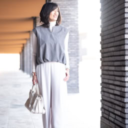 トレンドの「ショート丈トップス」を上品で大人な装いに