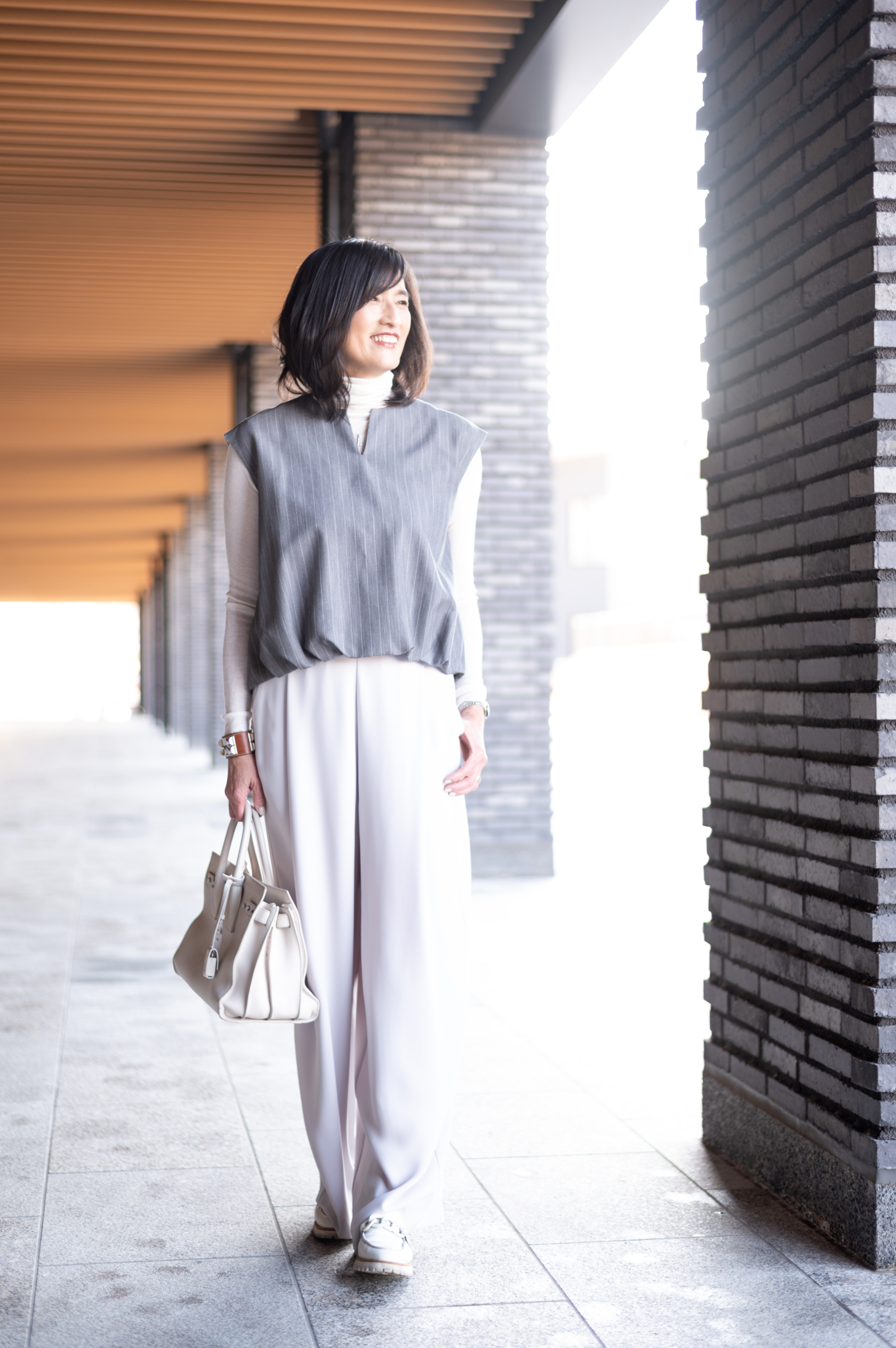 トレンドの「ショート丈トップス」を上品で大人な装いに