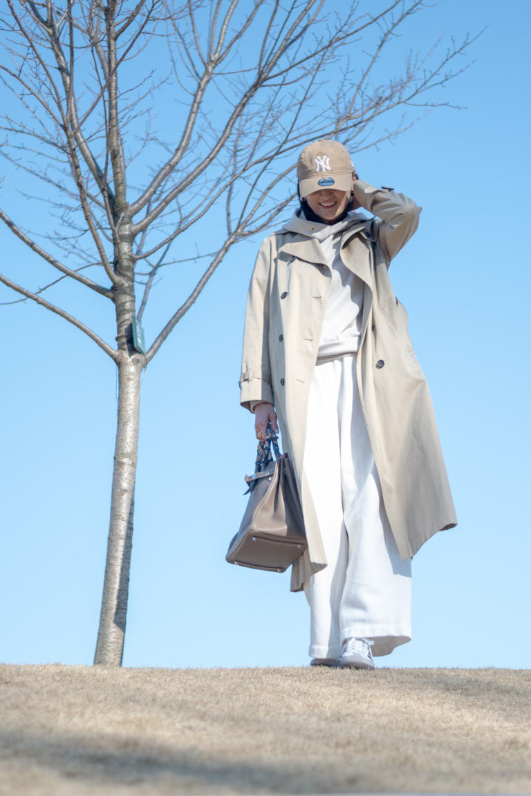 トラッドな「トレンチコート」を合わせてスウェットを大人っぽい着こなしに！【Day5】